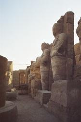 /images/travel-egypt-statues.jpg